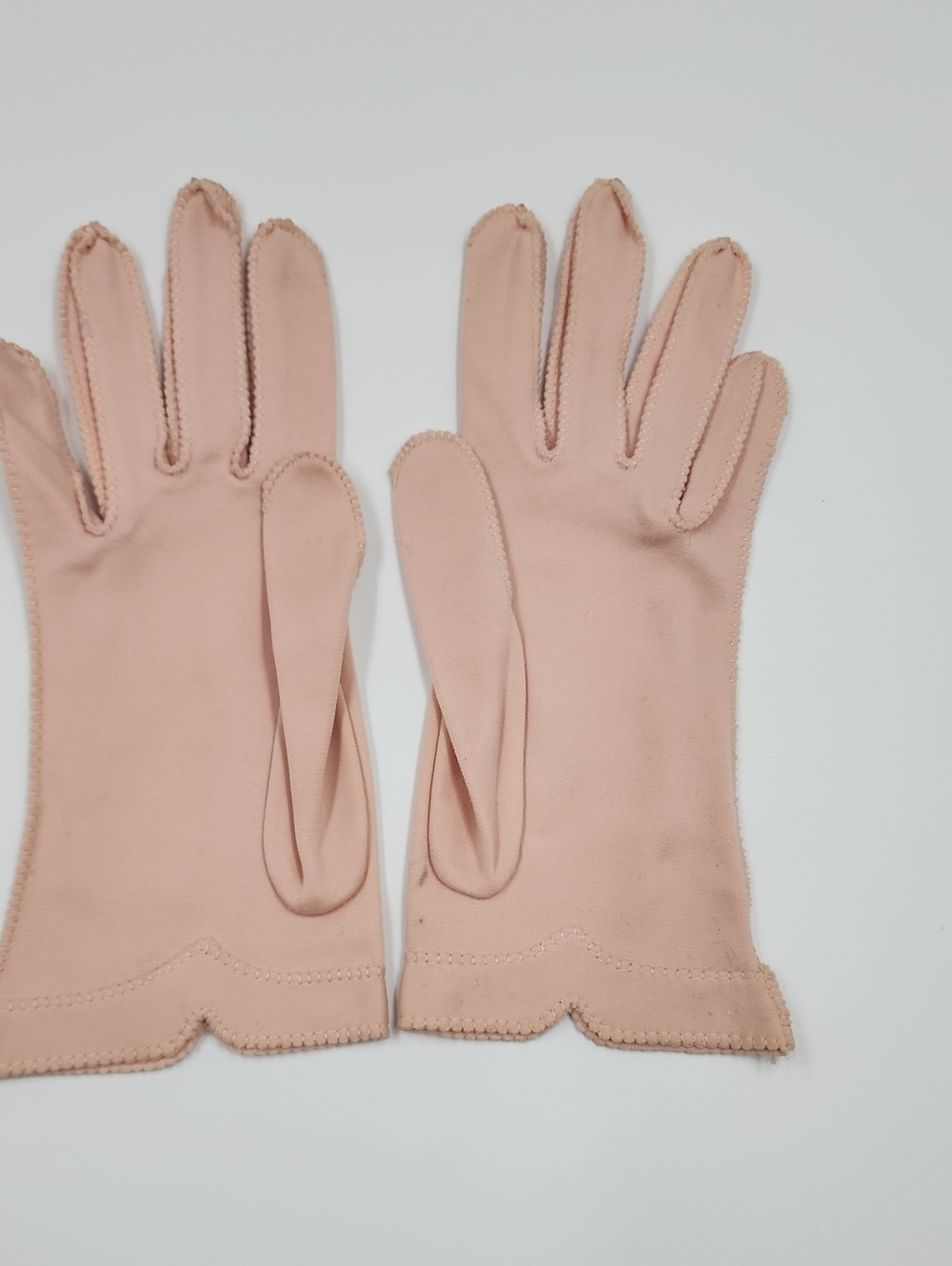 Vintage Women's Classic Scalloped Edge Gloves - Blush Pink
